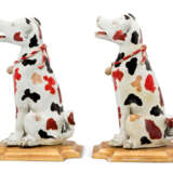 A PAIR OF PORCELAIN MODELS OF HOUNDS - фото 2