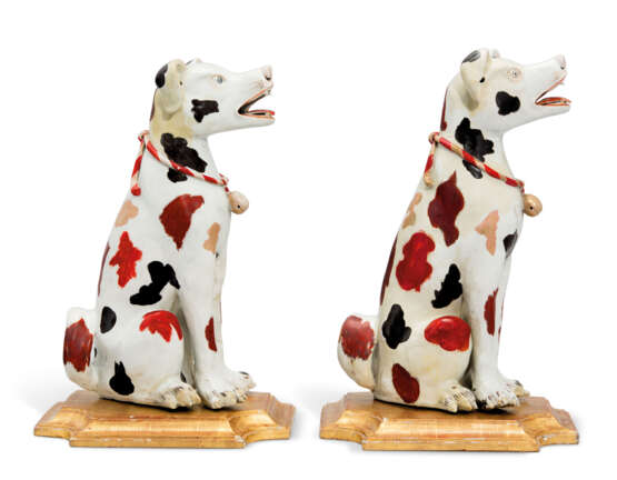 A PAIR OF PORCELAIN MODELS OF HOUNDS - Foto 3