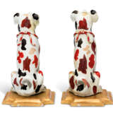 A PAIR OF PORCELAIN MODELS OF HOUNDS - Foto 4