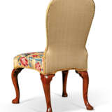 A PAIR OF GEORGE I WALNUT SIDE CHAIRS - фото 2