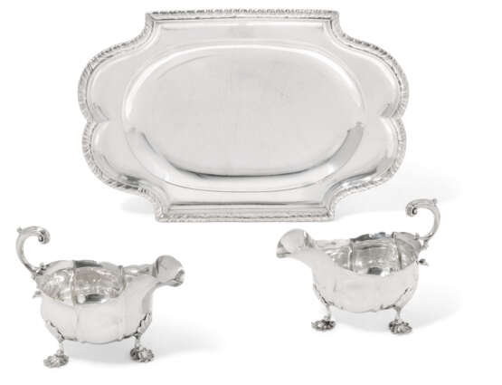 Skeene, William. A GEORGE II SILVER MEAT-DISH AND A PAIR OF GEORGE II SILVER SAUCEBOATS - Foto 1