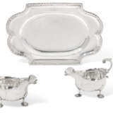 Skeene, William. A GEORGE II SILVER MEAT-DISH AND A PAIR OF GEORGE II SILVER SAUCEBOATS - Foto 1