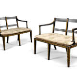 A PAIR OF REGENCY EBONISED AND PARCEL-GILT DOUBLE CHAIRBACK SETTEES - Foto 1