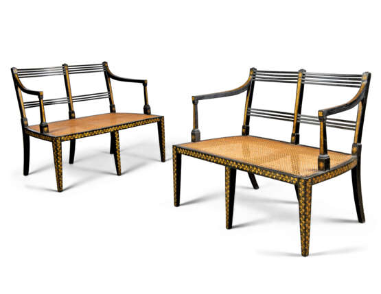 A PAIR OF REGENCY EBONISED AND PARCEL-GILT DOUBLE CHAIRBACK SETTEES - Foto 3