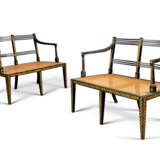 A PAIR OF REGENCY EBONISED AND PARCEL-GILT DOUBLE CHAIRBACK SETTEES - Foto 3
