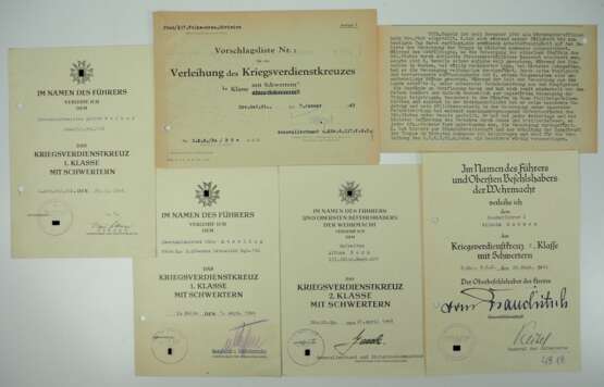 Sammlung von 6 Kriegsverdienstkreuz Urkunden. - photo 1