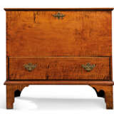 AN AMERICAN `CHIPPENDALE` MAPLE CHEST WITH DRAWER - фото 1