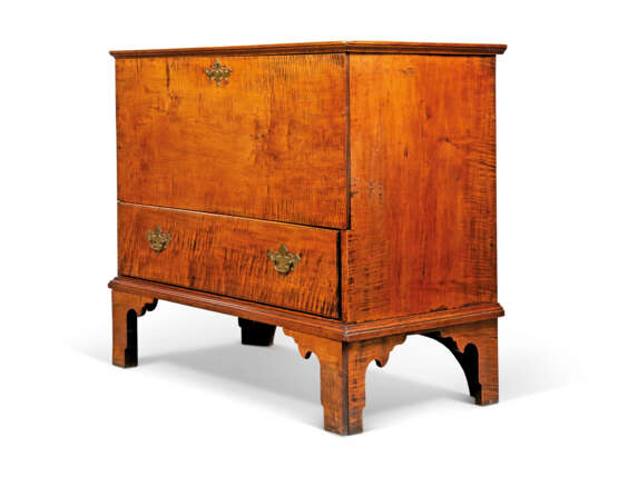 AN AMERICAN `CHIPPENDALE` MAPLE CHEST WITH DRAWER - Foto 2