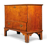 AN AMERICAN `CHIPPENDALE` MAPLE CHEST WITH DRAWER - photo 2