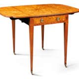A GEORGE III SATINWOOD AND MARQUETRY PEMBROKE TABLE - Foto 2