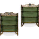 A PAIR OF GREEN AND OCHRE-PAINTED `CHIPPENDALE` HANGING SHELVES - Foto 1