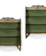 Étagères murale. A PAIR OF GREEN AND OCHRE-PAINTED &#39;CHIPPENDALE&#39; HANGING SHELVES