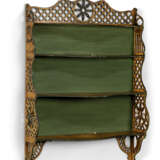 A PAIR OF GREEN AND OCHRE-PAINTED `CHIPPENDALE` HANGING SHELVES - фото 2