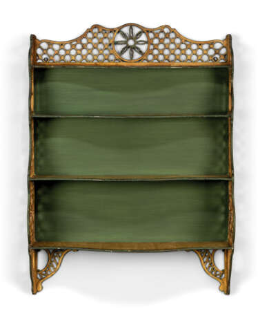 A PAIR OF GREEN AND OCHRE-PAINTED `CHIPPENDALE` HANGING SHELVES - Foto 3