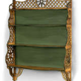 A PAIR OF GREEN AND OCHRE-PAINTED `CHIPPENDALE` HANGING SHELVES - Foto 4