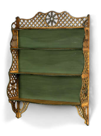 A PAIR OF GREEN AND OCHRE-PAINTED `CHIPPENDALE` HANGING SHELVES - photo 4