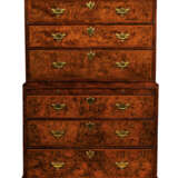 A GEORGE I FIGURED WALNUT CHEST-ON-CHEST - Foto 1