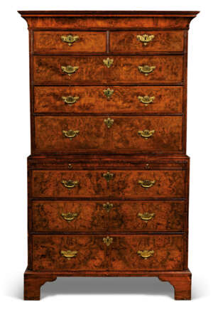 A GEORGE I FIGURED WALNUT CHEST-ON-CHEST - фото 1