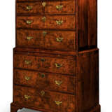 A GEORGE I FIGURED WALNUT CHEST-ON-CHEST - фото 2