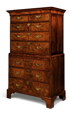 A GEORGE I FIGURED WALNUT CHEST-ON-CHEST - Foto 2
