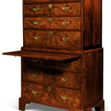 A GEORGE I FIGURED WALNUT CHEST-ON-CHEST - Foto 3