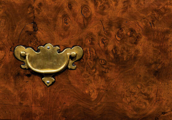A GEORGE I FIGURED WALNUT CHEST-ON-CHEST - фото 4