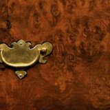 A GEORGE I FIGURED WALNUT CHEST-ON-CHEST - Foto 4