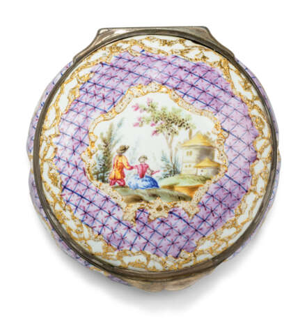 A GROUP OF CONTINENTAL ENAMEL SNUFF-BOXES AND COVERS - фото 2