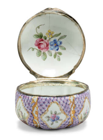 A GROUP OF CONTINENTAL ENAMEL SNUFF-BOXES AND COVERS - Foto 3
