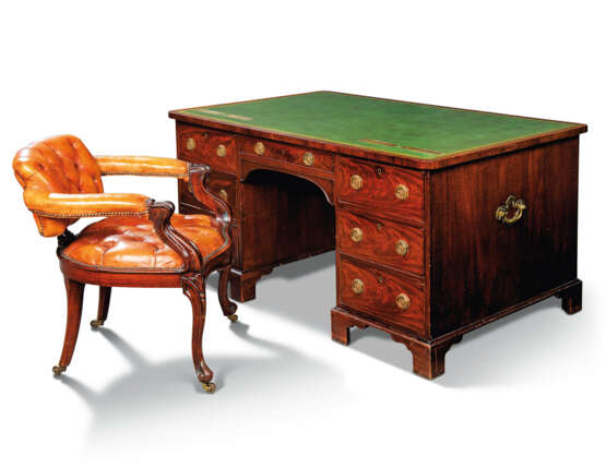A GEORGE III-STYLE MAHOGANY LIBRARY DESK - Foto 1