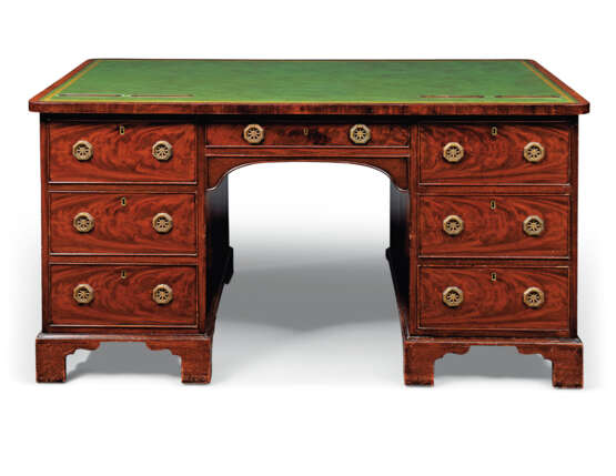 A GEORGE III-STYLE MAHOGANY LIBRARY DESK - Foto 2
