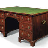 A GEORGE III-STYLE MAHOGANY LIBRARY DESK - Foto 3