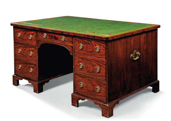 A GEORGE III-STYLE MAHOGANY LIBRARY DESK - Foto 3