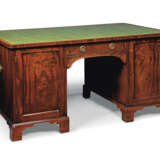 A GEORGE III-STYLE MAHOGANY LIBRARY DESK - Foto 4