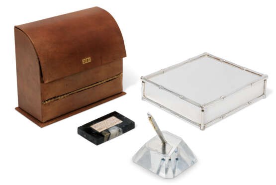 Tiffany & Co.. AN AMERICAN CIGAR BOX, A METAL-MOUNTED MOTTLED BLACK MARBLE PAPERWEIGHT, A LUCITE PEN STAND AND A GILT-METAL MOUNTED LEATHER STATIONERY BOX - Foto 2