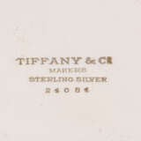 Tiffany & Co.. AN AMERICAN CIGAR BOX, A METAL-MOUNTED MOTTLED BLACK MARBLE PAPERWEIGHT, A LUCITE PEN STAND AND A GILT-METAL MOUNTED LEATHER STATIONERY BOX - Foto 4