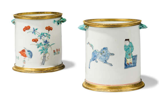 A PAIR OF LOUIS XV ORMOLU-MOUNTED CHANTILLY PORCELAIN `KAKIEMON` GLASS COOLERS - фото 1