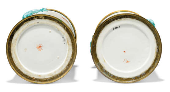 A PAIR OF LOUIS XV ORMOLU-MOUNTED CHANTILLY PORCELAIN `KAKIEMON` GLASS COOLERS - photo 2