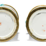 A PAIR OF LOUIS XV ORMOLU-MOUNTED CHANTILLY PORCELAIN `KAKIEMON` GLASS COOLERS - photo 2