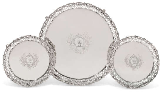 Herne, Lewis. A GEORGE II SILVER SALVER AND A PAIR OF GEORGE III SILVER WAITERS EN SUITE - photo 1