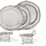 Willson, Walter. A SET OF THREE ELIZABETH II SILVER SECOND-COURSES DISHES AND A PAIR OF ELIZABETH II SILVER SAUCEBOATS - Foto 1