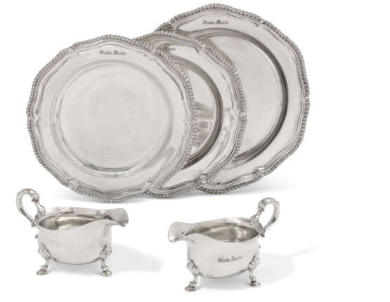Willson, Walter. A SET OF THREE ELIZABETH II SILVER SECOND-COURSES DISHES AND A PAIR OF ELIZABETH II SILVER SAUCEBOATS - photo 1