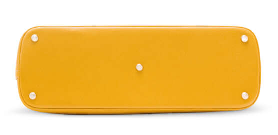 Hermes. A JAUNE COURCHEVEL LEATHER BOLIDE 37 WITH GOLD HARDWARE - Foto 4