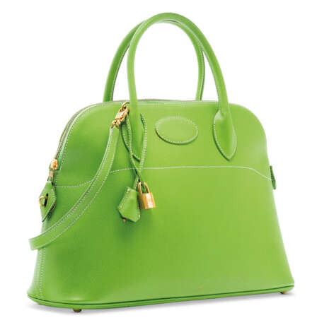 Hermes. A VERT CRU COURCHEVEL LEATHER BOLIDE 37 WITH GOLD HARDWARE - Foto 2