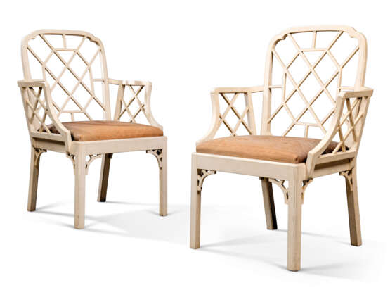 A PAIR OF WHITE-PAINTED `CHINESE` COCKPEN ARMCHAIRS - фото 1