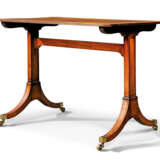 A LATE GEORGE III MAHOGANY CENTRE OR WRITING TABLE - Foto 1