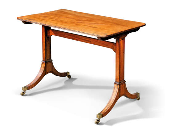A LATE GEORGE III MAHOGANY CENTRE OR WRITING TABLE - Foto 2