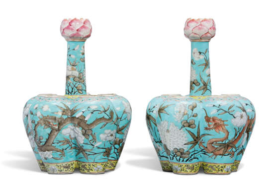 A PAIR OF CHINESE TURQUOISE-GROUND FAMILLE ROSE TULIP VASES - фото 1