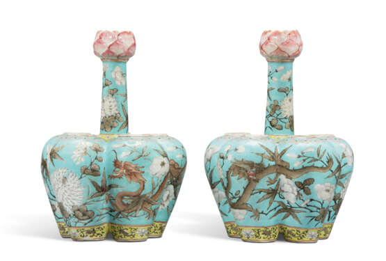 A PAIR OF CHINESE TURQUOISE-GROUND FAMILLE ROSE TULIP VASES - Foto 2