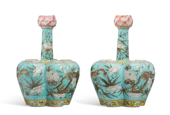 A PAIR OF CHINESE TURQUOISE-GROUND FAMILLE ROSE TULIP VASES - Foto 3